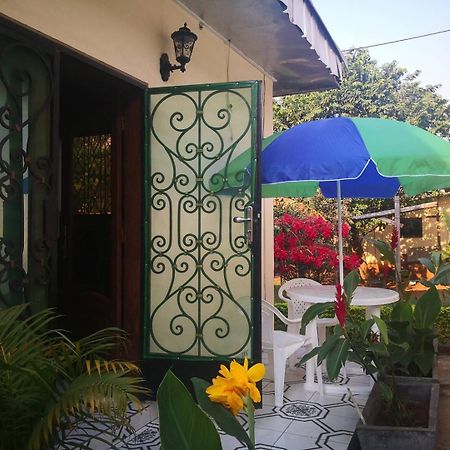 Tout confort avec jardin entrée Bastos Yaoundé Extérieur photo