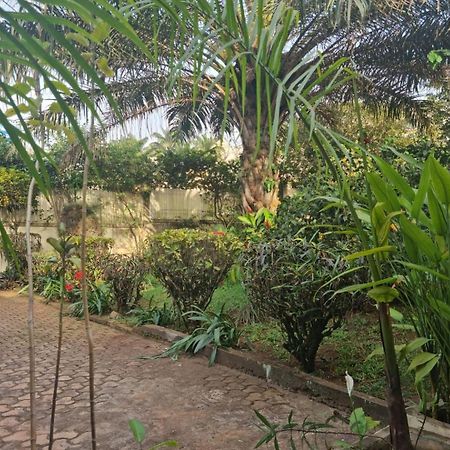 Tout confort avec jardin entrée Bastos Yaoundé Extérieur photo