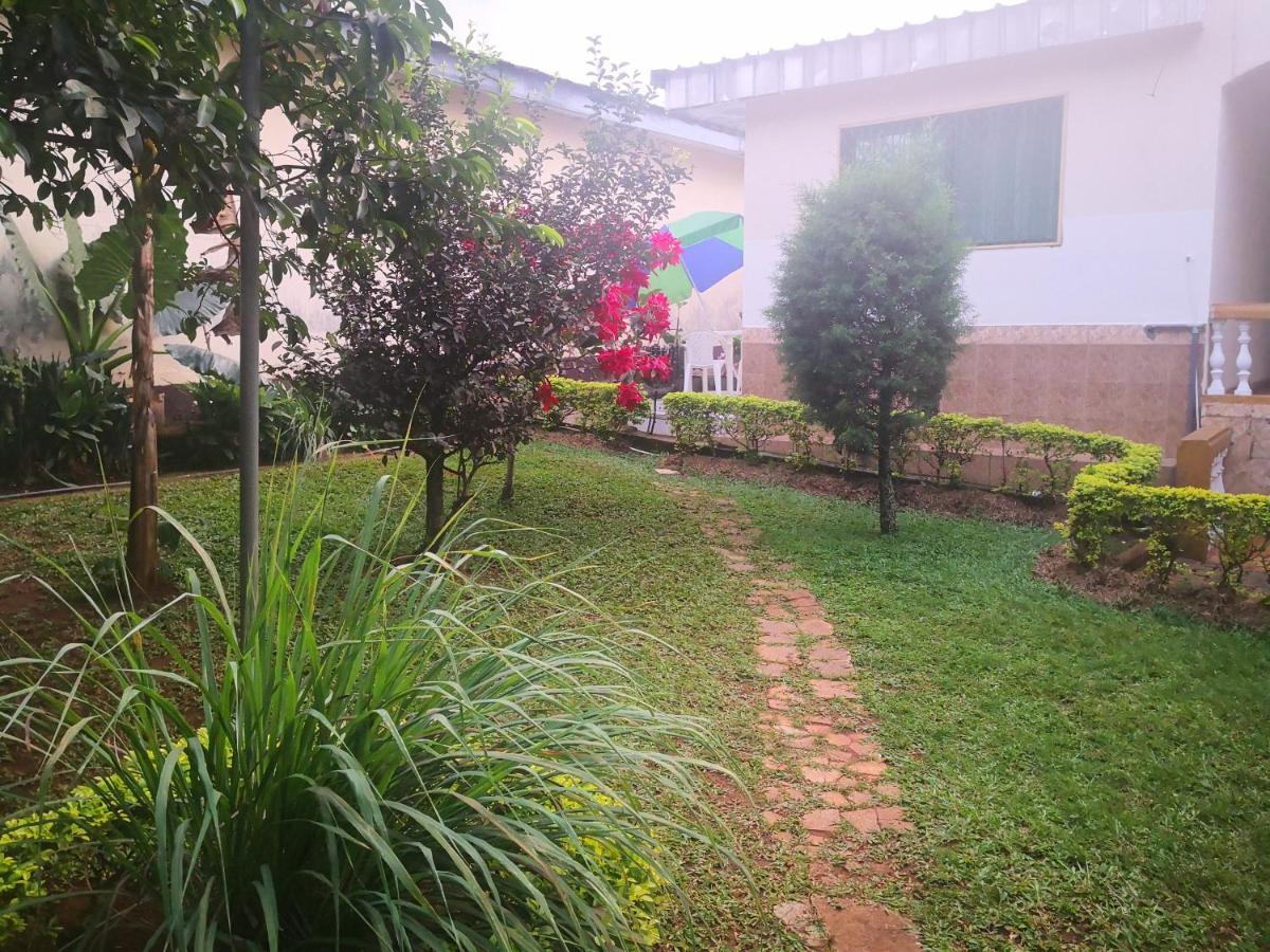 Tout confort avec jardin entrée Bastos Yaoundé Extérieur photo