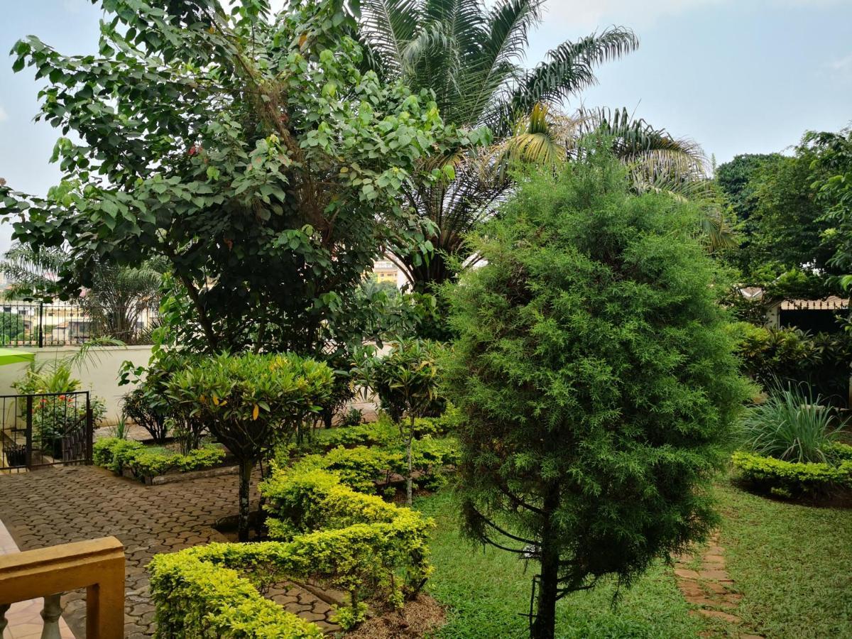 Tout confort avec jardin entrée Bastos Yaoundé Extérieur photo