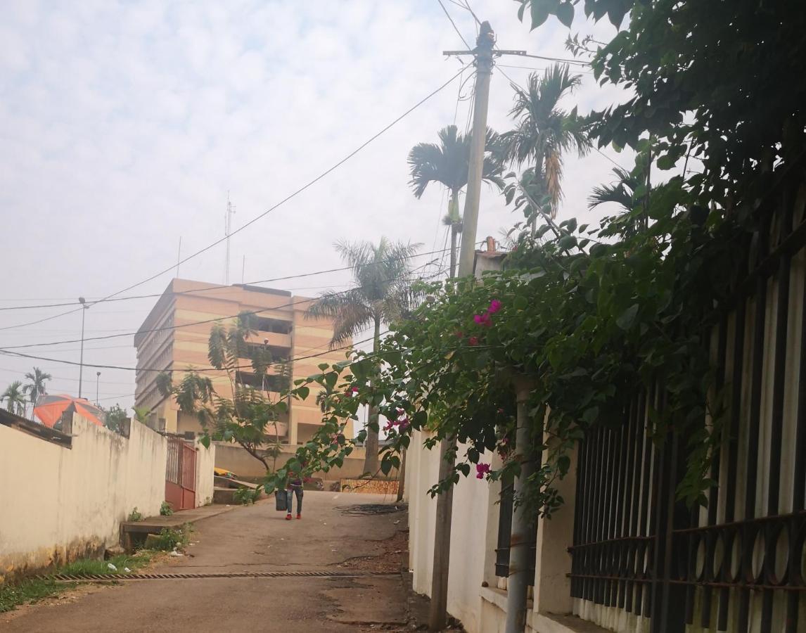 Tout confort avec jardin entrée Bastos Yaoundé Extérieur photo