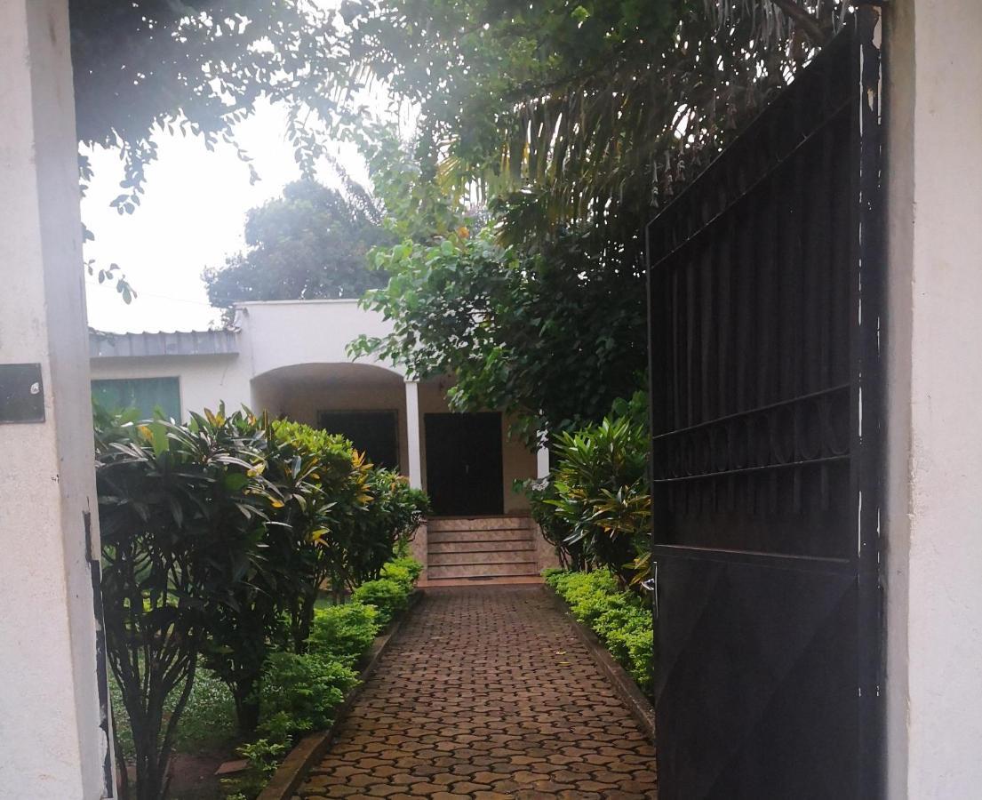 Tout confort avec jardin entrée Bastos Yaoundé Extérieur photo