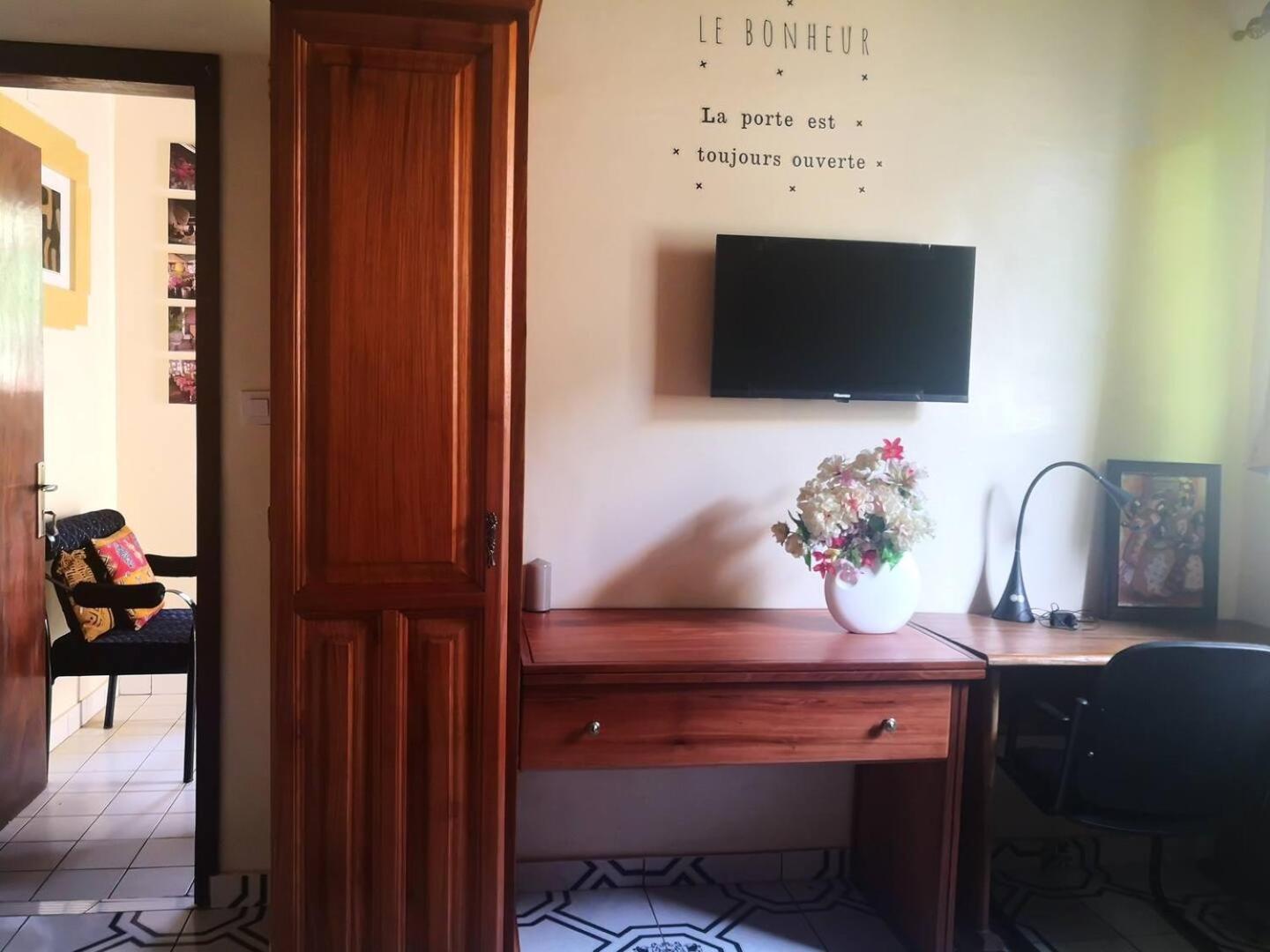 Tout confort avec jardin entrée Bastos Yaoundé Extérieur photo