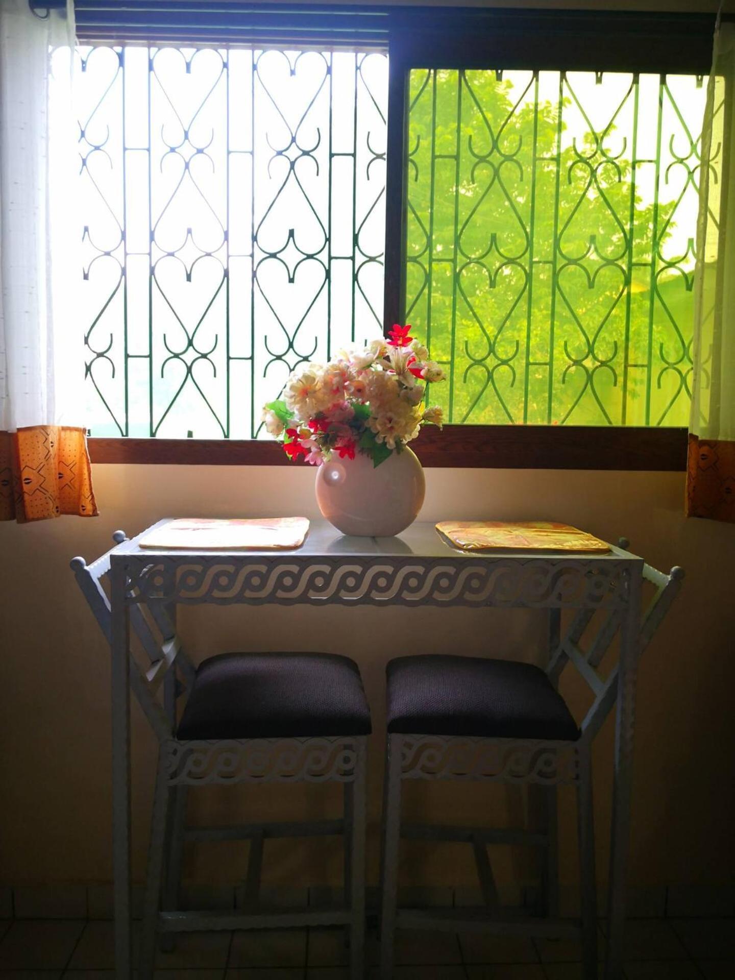 Tout confort avec jardin entrée Bastos Yaoundé Extérieur photo